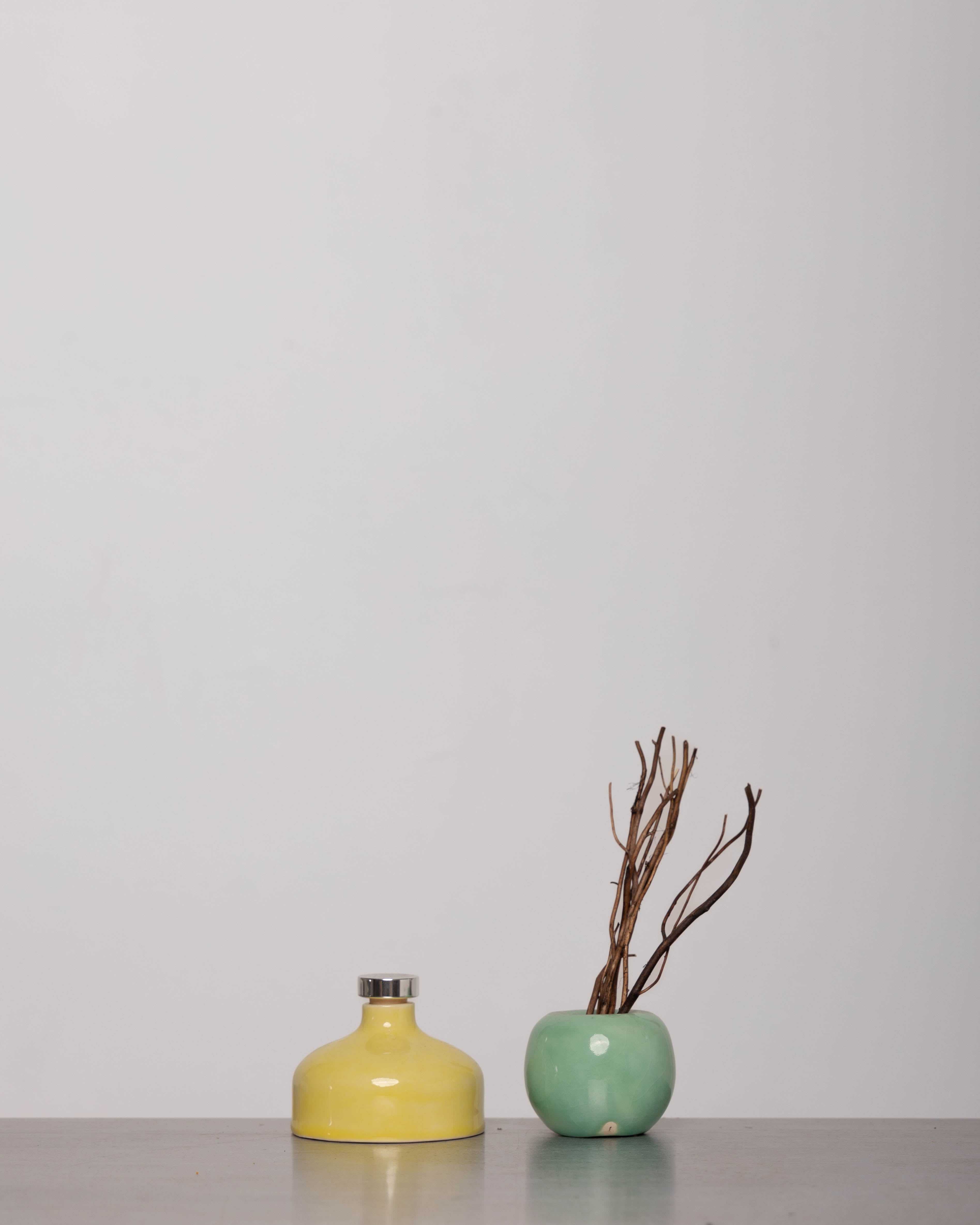 Discover the Savruk Diffuser Low – a semi-porcelain and glass home fragrance diffuser, featuring ginger, patchouli, and oud notes with birch sticks for natural scent diffusion.